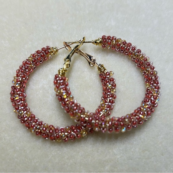 Hand-beaded 1 1/2” Peach Blossom Confetti Hoop Earrings NWOT - Picture 2 of 2